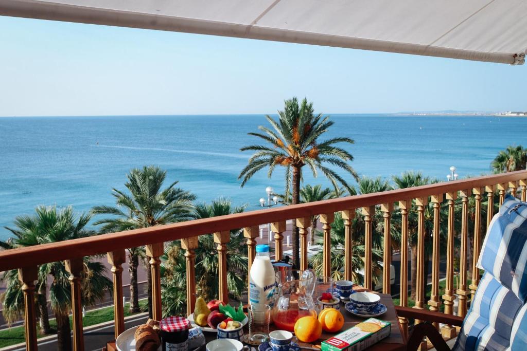 尼斯Promenade des Anglais - Studio suite seaside的海景阳台上的桌子