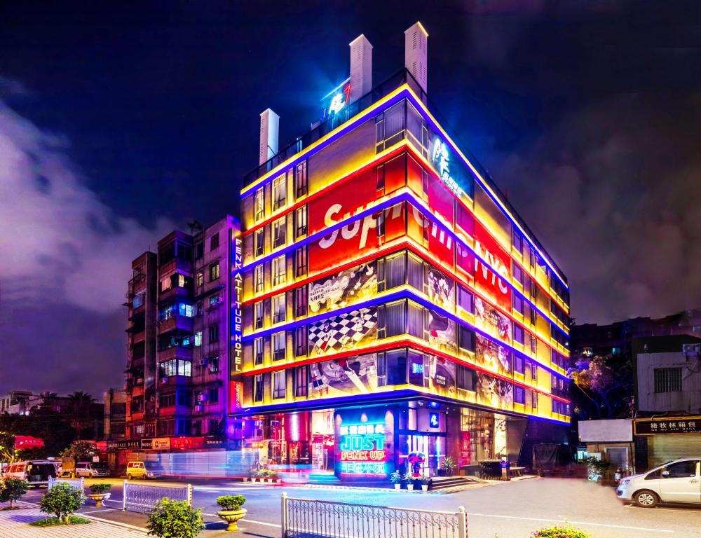 广州锋·态度酒店（广州火车站店）的建筑的侧面有五颜六色的灯光