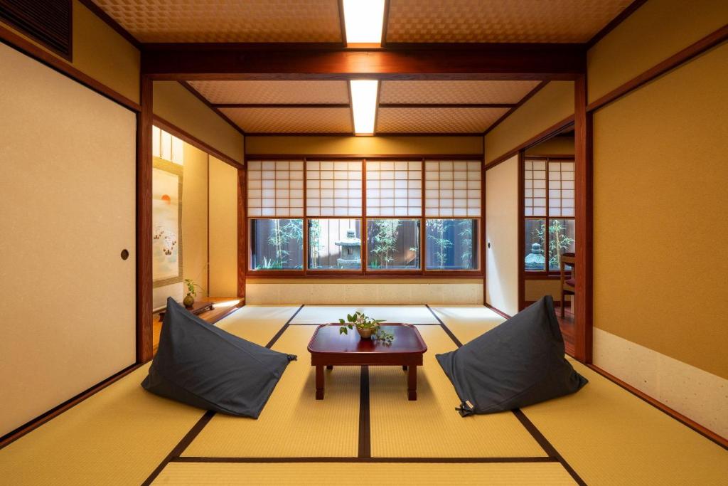 金泽UTAIMACHI的一间空房间,配有桌子和两个枕头