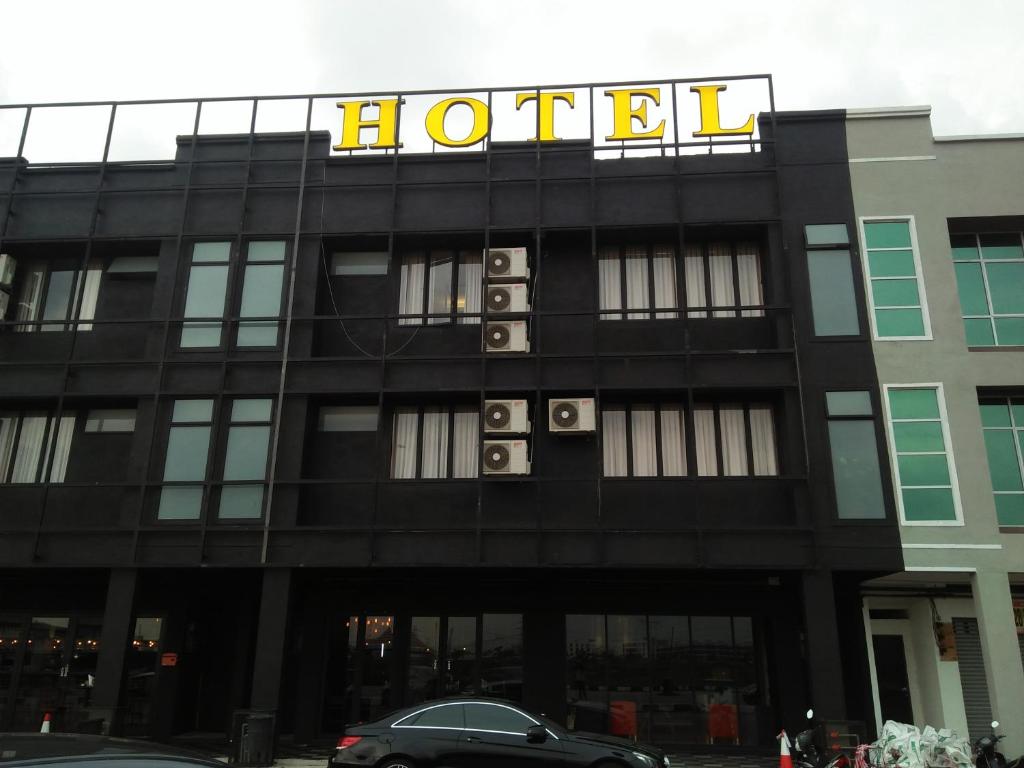 实兆远68 Boutique Hotel的大楼前的酒店标志