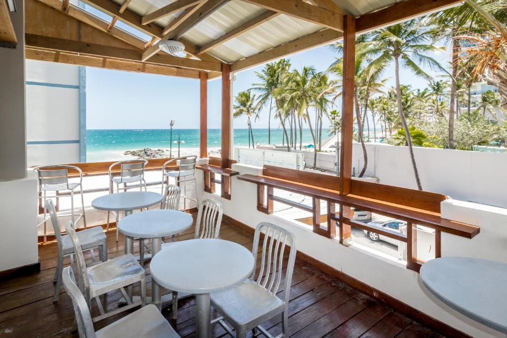 圣胡安沙滩酒店的一间带桌椅和海滩的餐厅