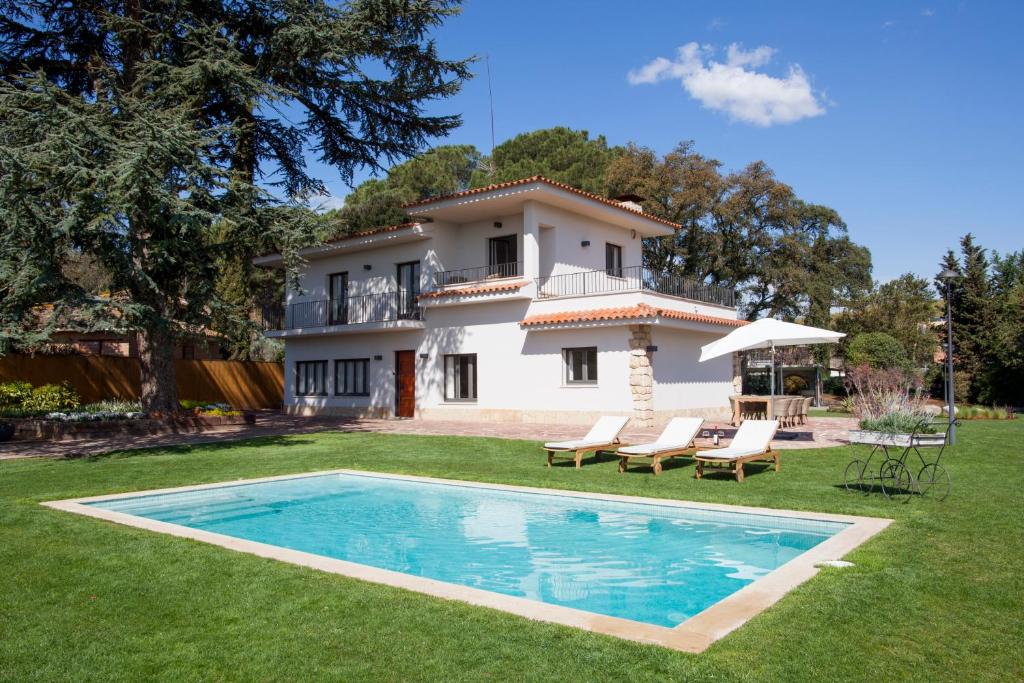 Lliçà d'AmuntCan Cedre的别墅前设有游泳池