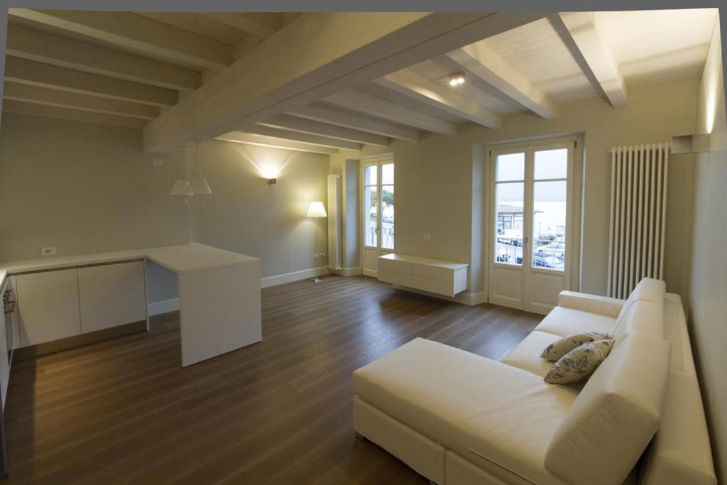 洛韦雷卡萨波尔图公寓的客厅配有白色的沙发和桌子