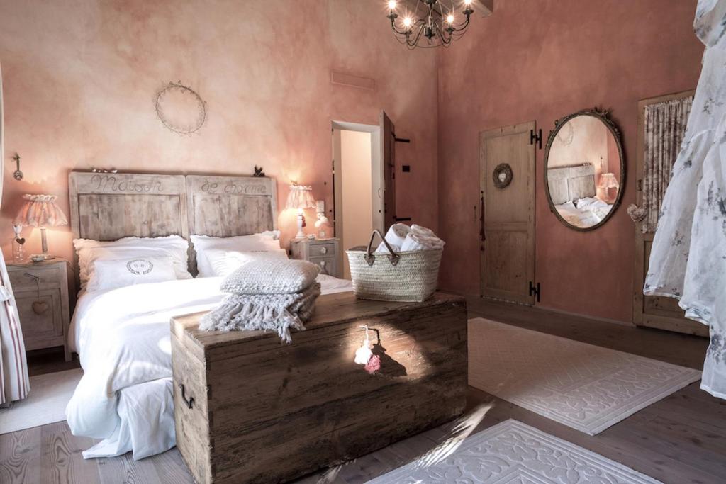 CurtaroloB&B Maison Parco Del Brenta的一间卧室配有一张大床和镜子