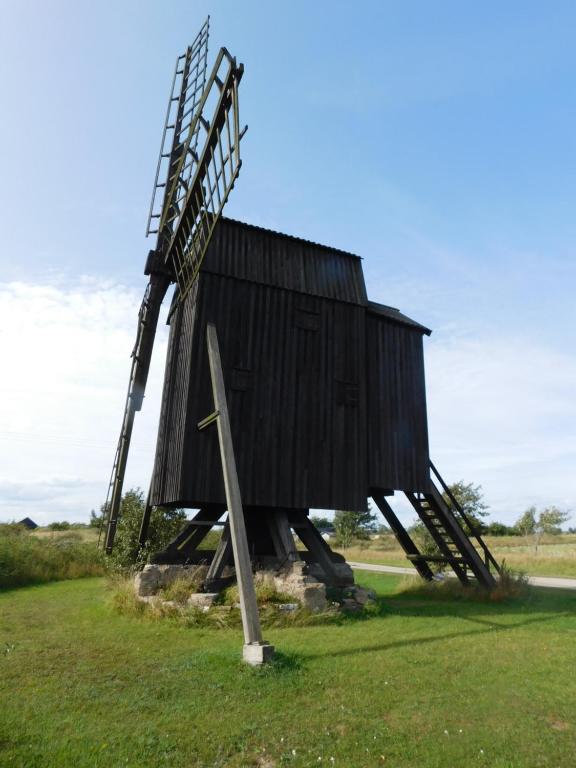 DegerhamnDrottning Ödas Boende的一座大型木结构建筑,位于田野顶部