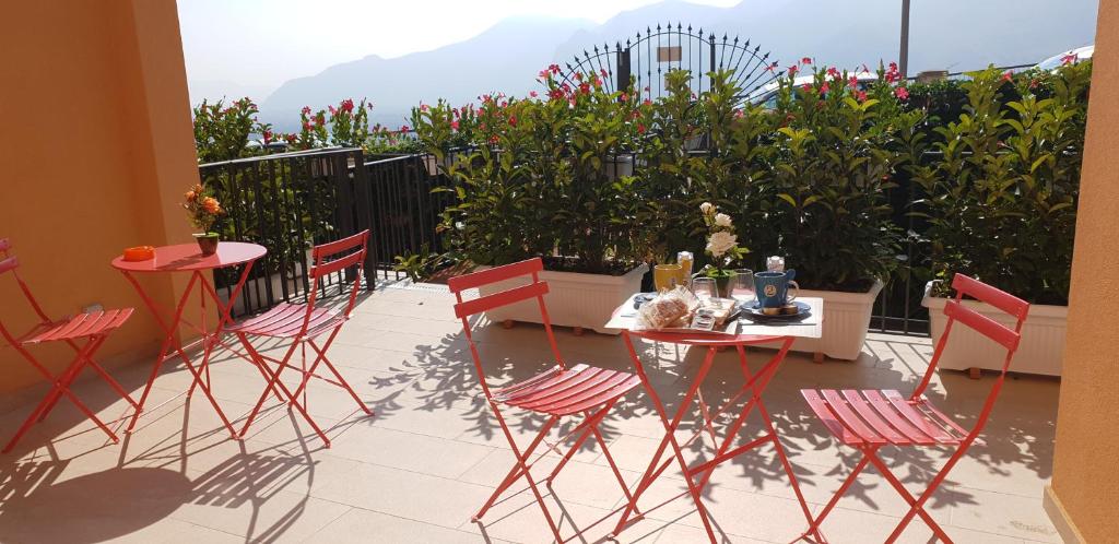 蒙雷亚莱Casa Margò的庭院配有桌椅和鲜花
