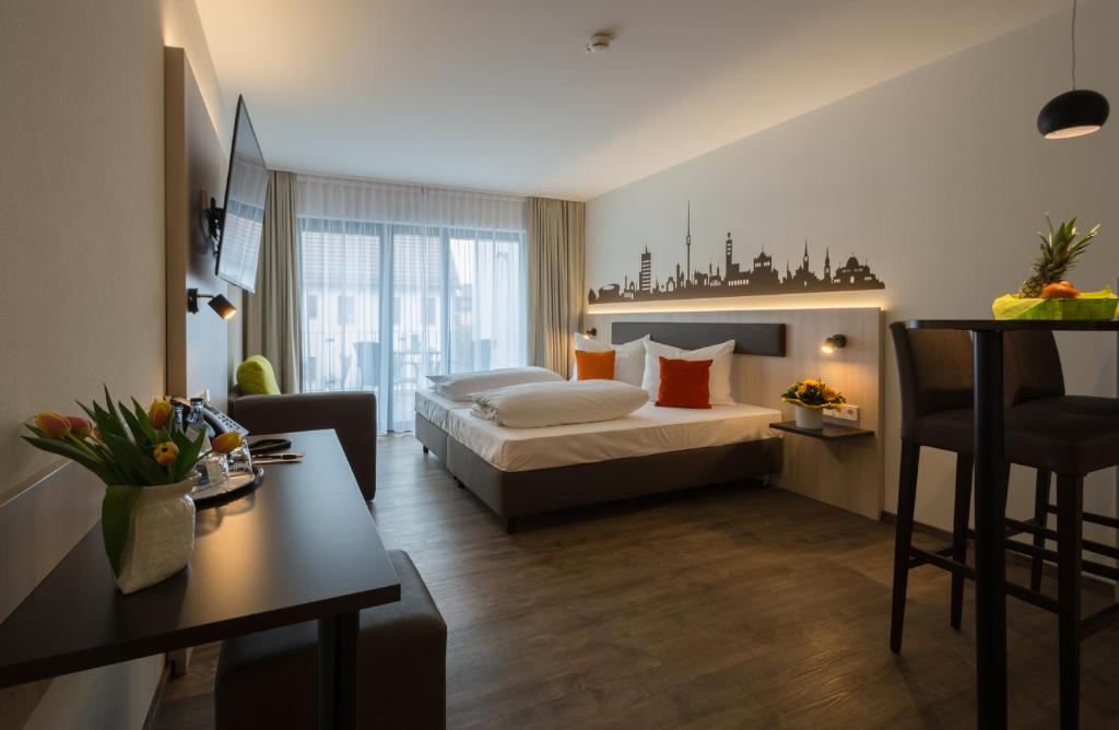 菲尔德施塔特舒马赫加尼酒店的酒店客房配有一张床铺和一张桌子。