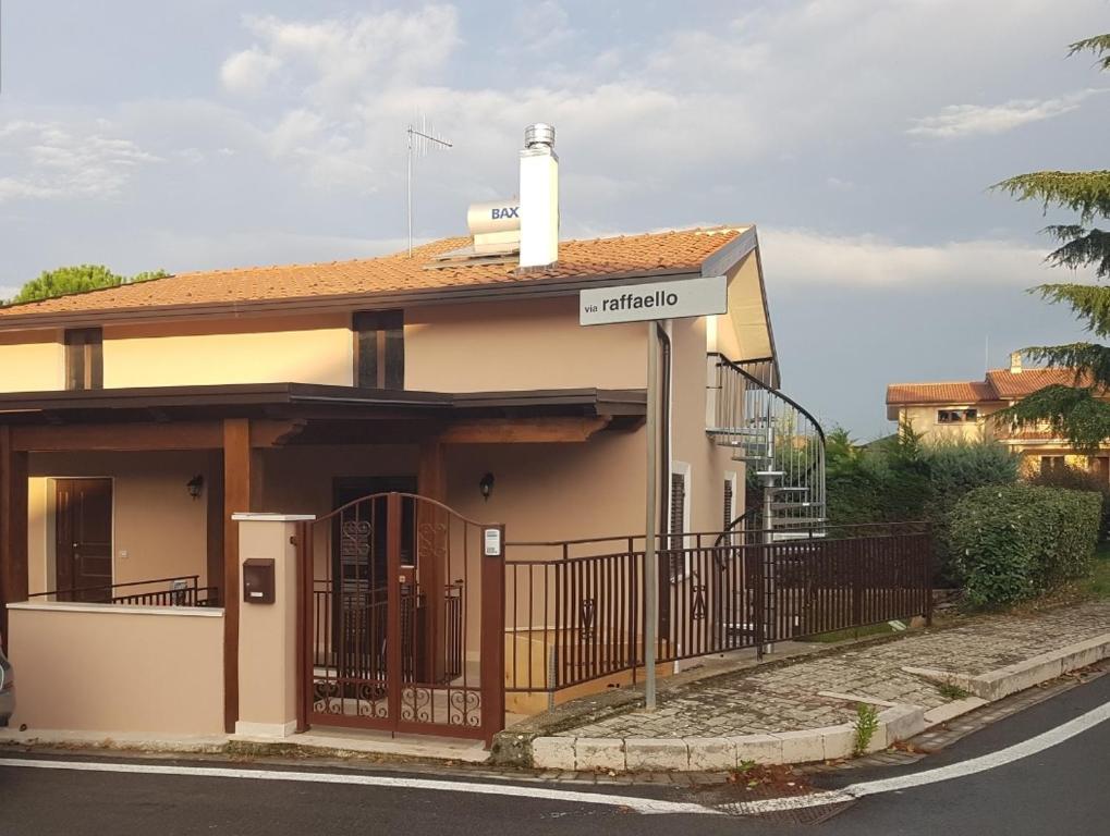 Conza di CampaniaLa Casetta di Vitty的街道边的小房子