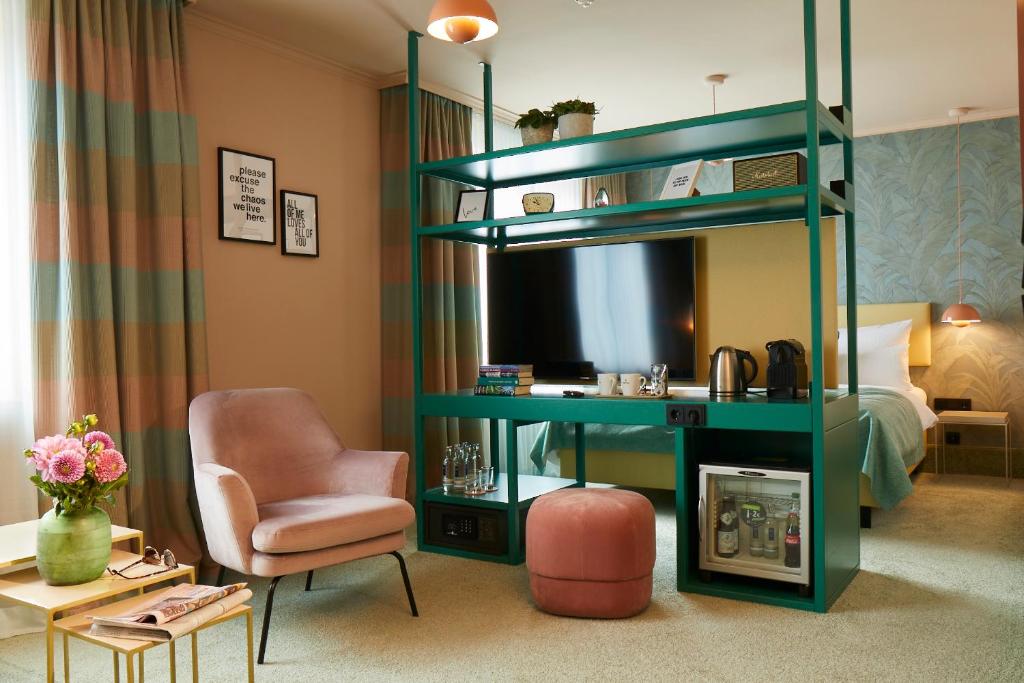 慕尼黑Hotel Metropol by Maier Privathotels的客厅设有绿色架子和椅子