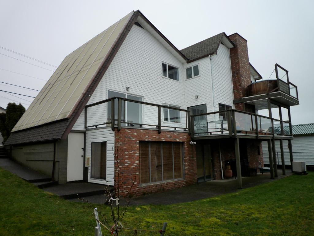 坎贝尔河萤火虫住宿加早餐旅馆的大型白色房屋,设有 ⁇ 盖