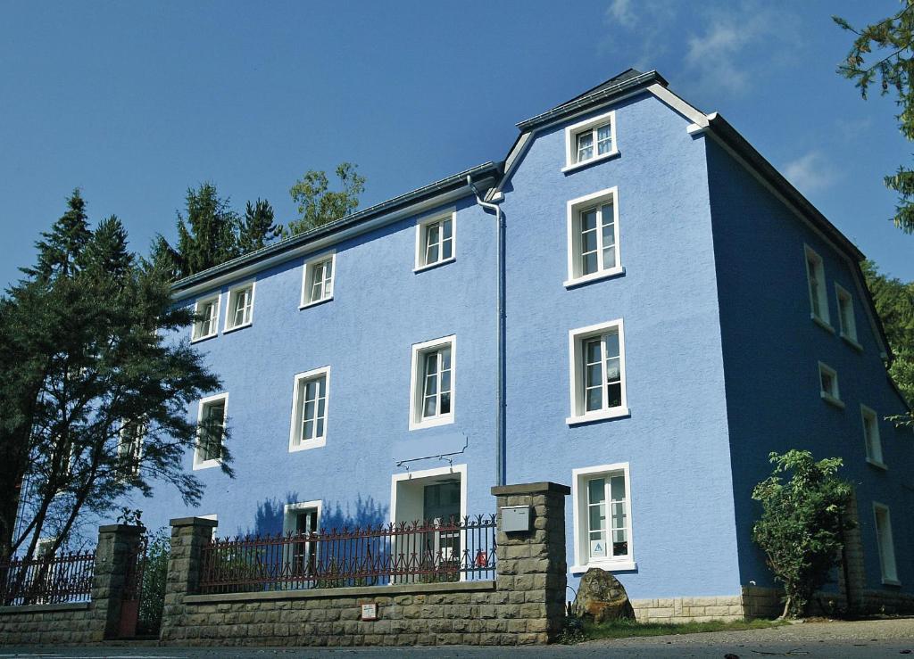 拉罗谢特拉罗谢特青年旅舍的前面有栅栏的蓝色房子