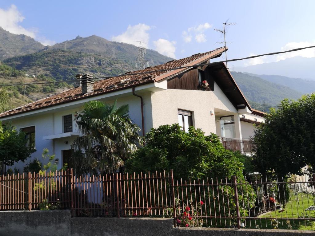 BussolenoLa Casa Dei Nonni的一座带围栏和山脉的房屋