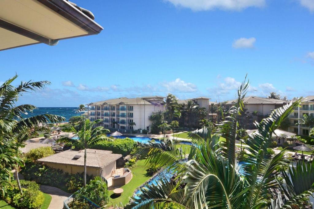 卡帕阿Waipouli Beach Resort Penthouse Exquisite Ocean & Pool View Condo!的享有度假胜地的空中景致,设有游泳池和海洋