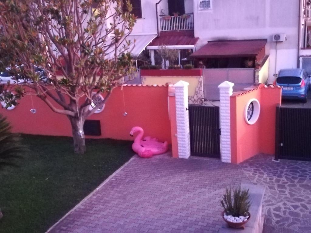 托瓦尼亚Orange Holiday Home的围栏旁的粉红色玩具鸭
