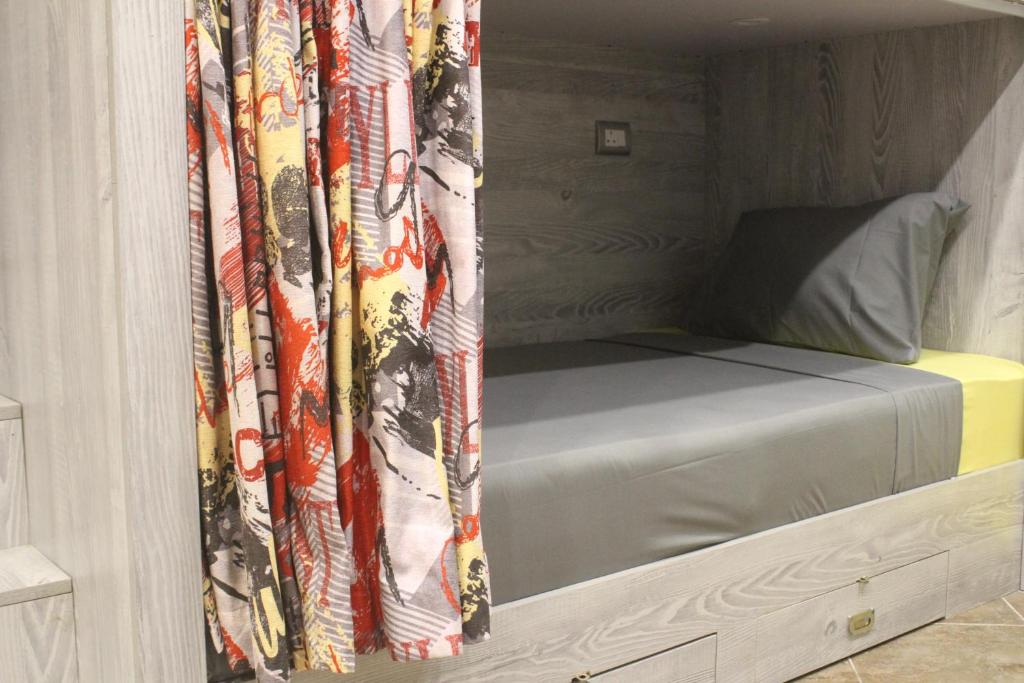 Marina Square Hostel客房内的一张或多张床位