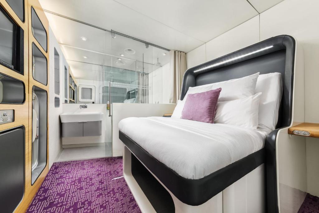 史基浦阿姆斯特丹史基浦优特艾尔过境酒店的一间卧室设有一张床和一间浴室。
