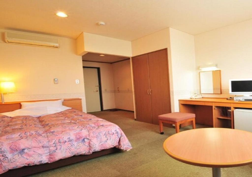 大村市Omura - Hotel / Vacation STAY 46228的配有一张床和一张书桌的酒店客房