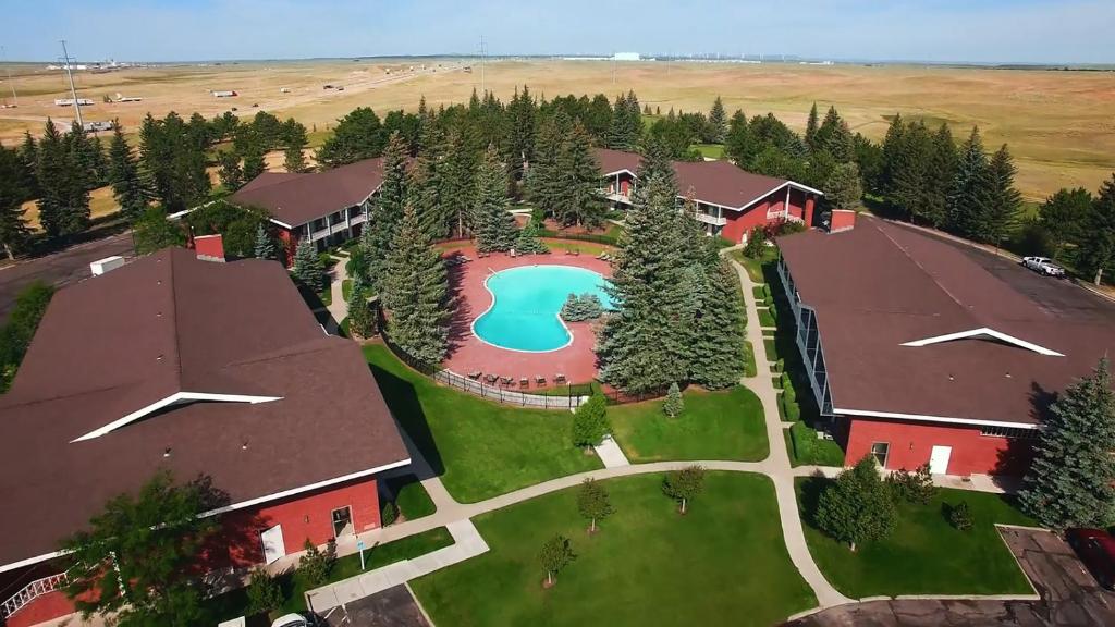 夏延小美切尼酒店的享有庭院内一座带游泳池的房屋的空中景致