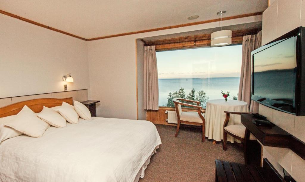 弗鲁蒂亚尔Hotel Elun, la mejor vista的酒店客房设有一张床和一个大窗户