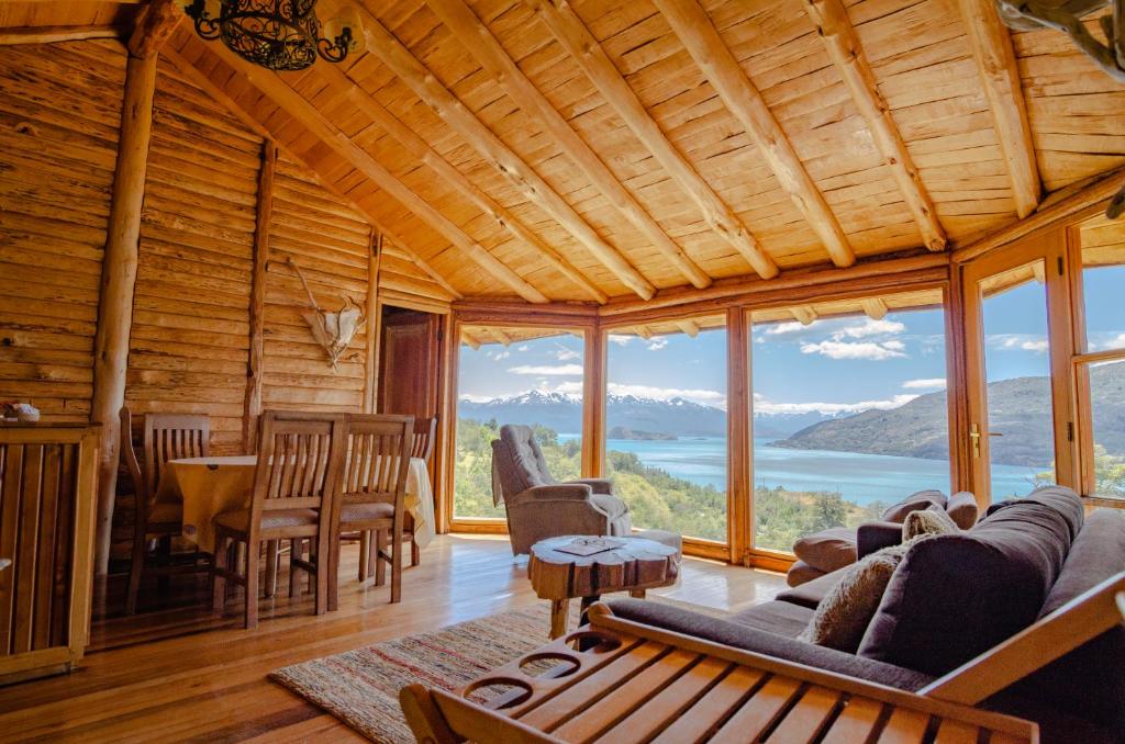 Aldana马林科罗拉多生态酒店的享有山景的客厅