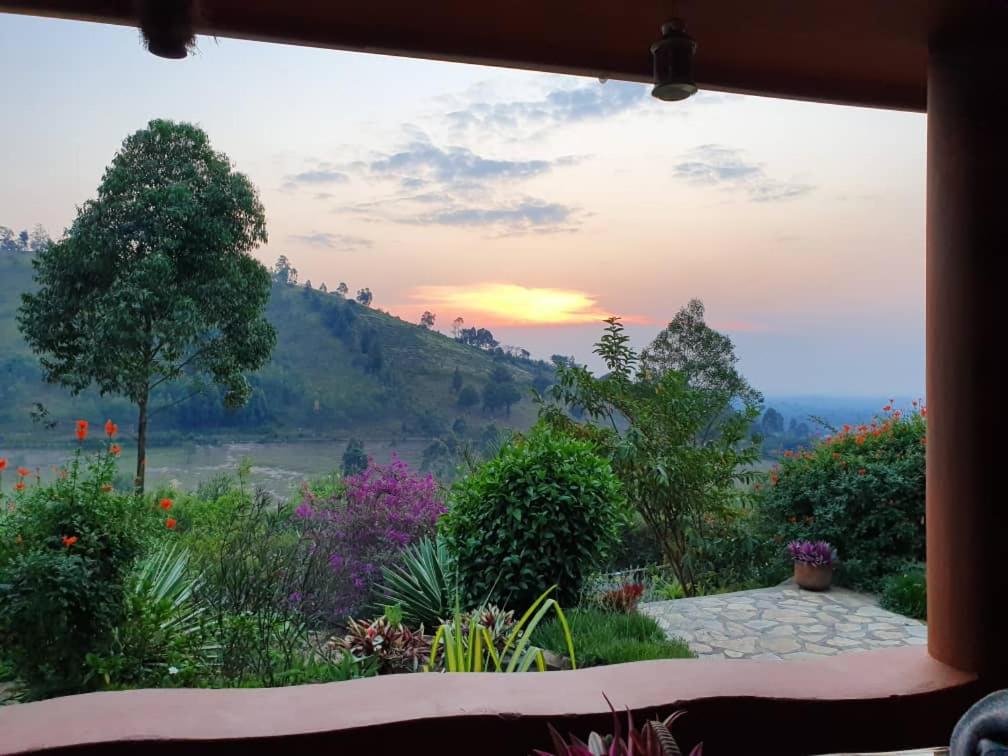 姆巴拉拉馁优热山畔旅馆的从花园的窗户欣赏日落美景