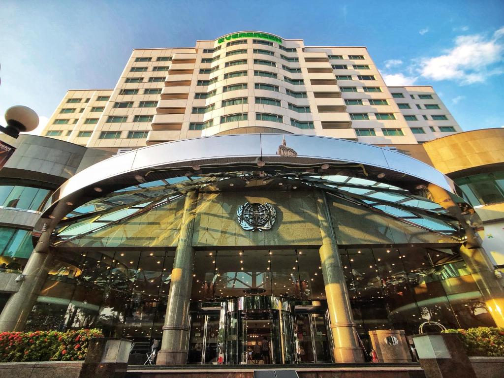 台中市长荣桂冠酒店(台中)的一座大建筑,前面有一个钟