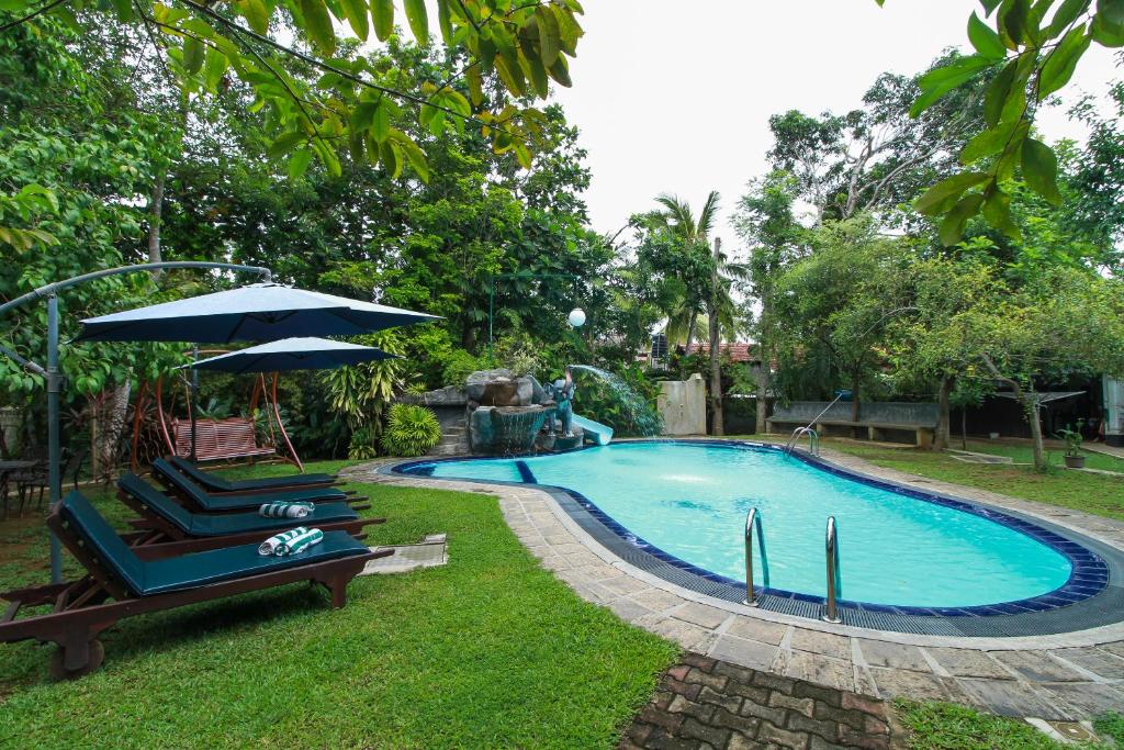 本托塔Villa 80的一个带2把躺椅和遮阳伞的游泳池
