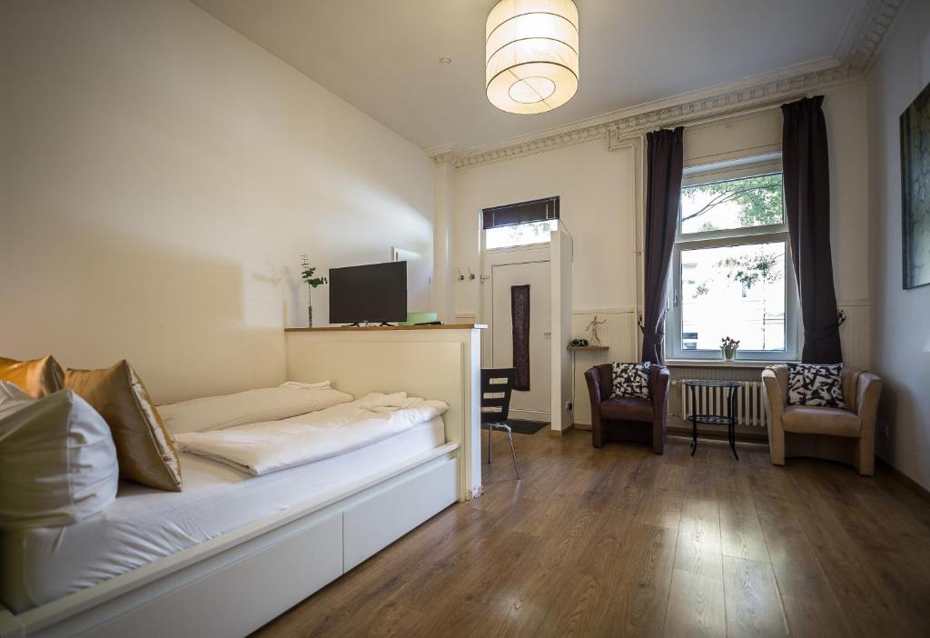 柏林Nena Apartments - Bergmannkiez ehm Traumbergflats的客厅配有沙发和电视。