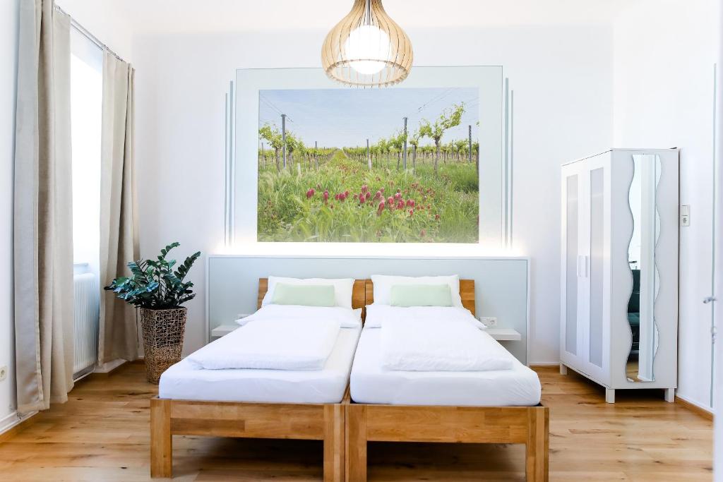 波伊斯多夫Vino Verde的一间卧室设有两张床,墙上挂着一幅画