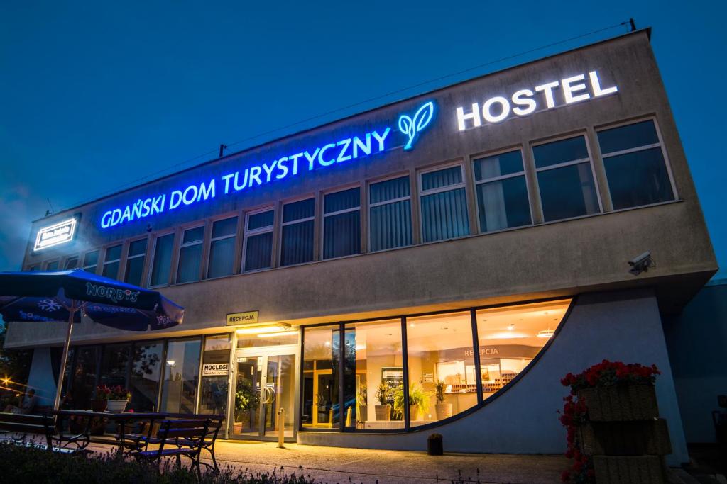 格但斯克Gdański Dom Turystyczny Hostel的一座医院大楼,上面有读到 ⁇ 花病的标志