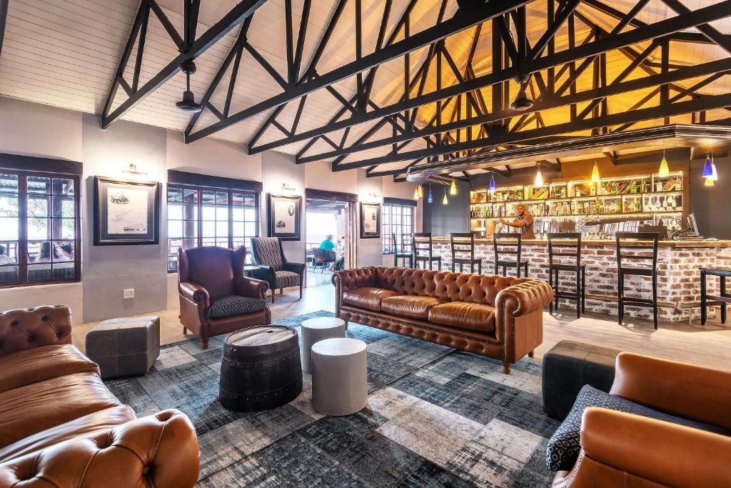 奥考奎约冈瓦纳埃托沙野生动物山林小屋的一个带皮沙发的图书馆和一间酒吧