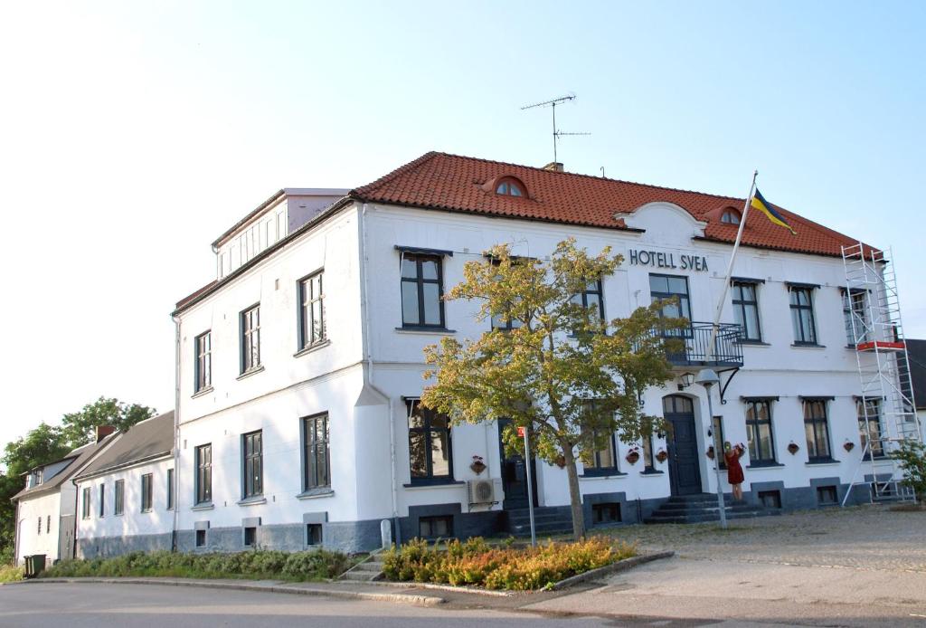 VollsjöSvea hotell, Vollsjö的坐在街道边的白色建筑