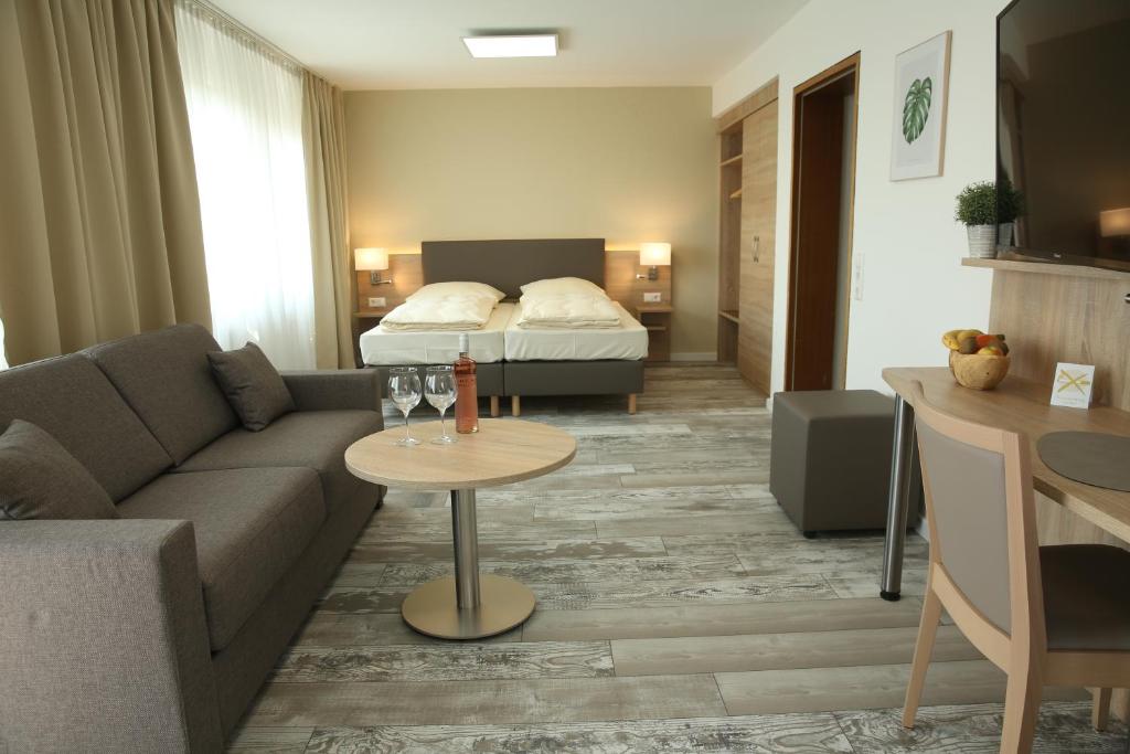 奥斯特菲尔登Kemnater Hof Apartments的客厅配有沙发和1张床