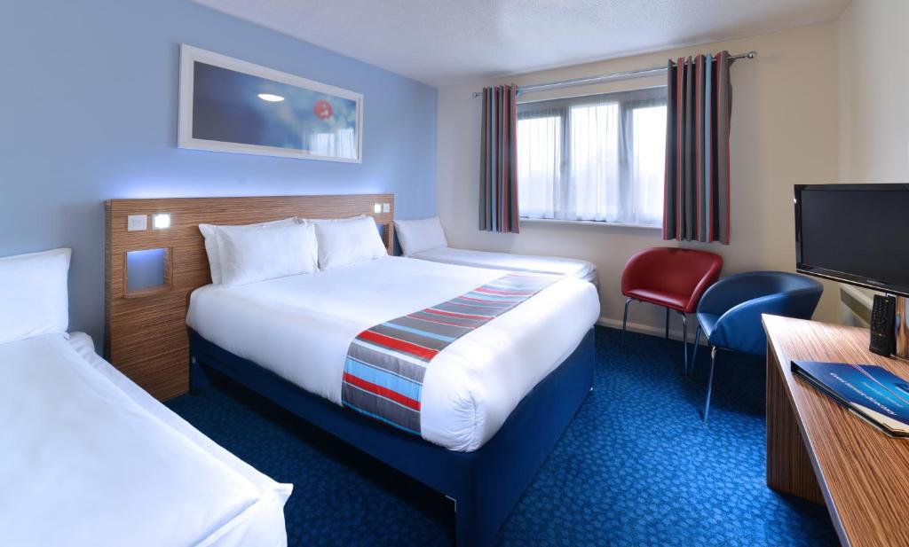 索兹都柏林机场北索兹旅游宾馆的一间酒店客房,配有一张床和一台电视