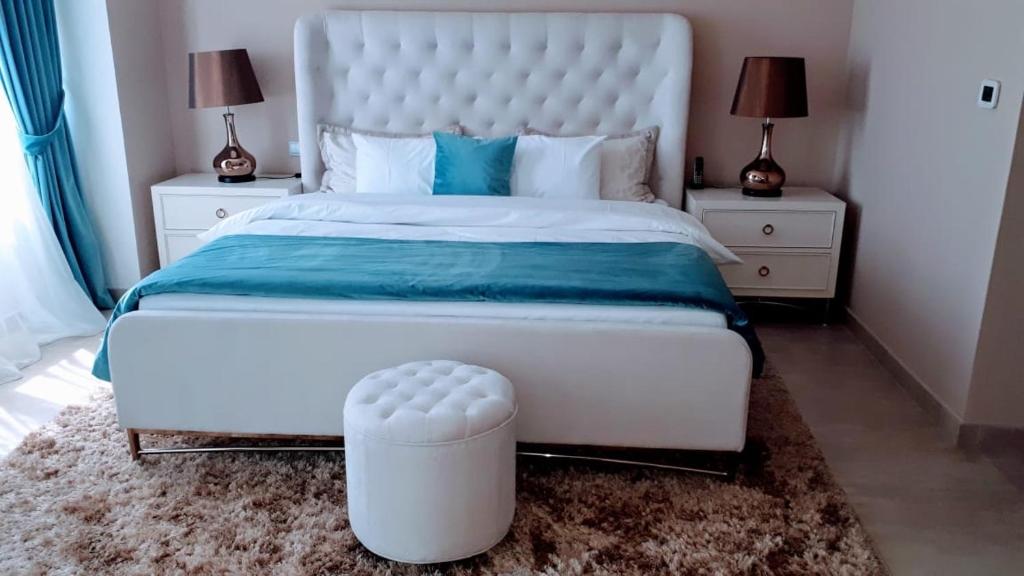 迪拜JCB Dubai Marina Apartment的卧室配有一张白色大床和2个床头柜