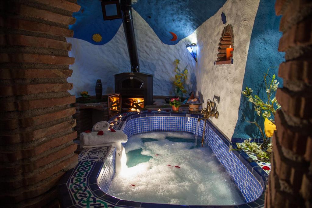 Hinojares卡萨斯克尔瓦卡索拉乡村民宿的一间位于房子内带按摩浴缸的房间