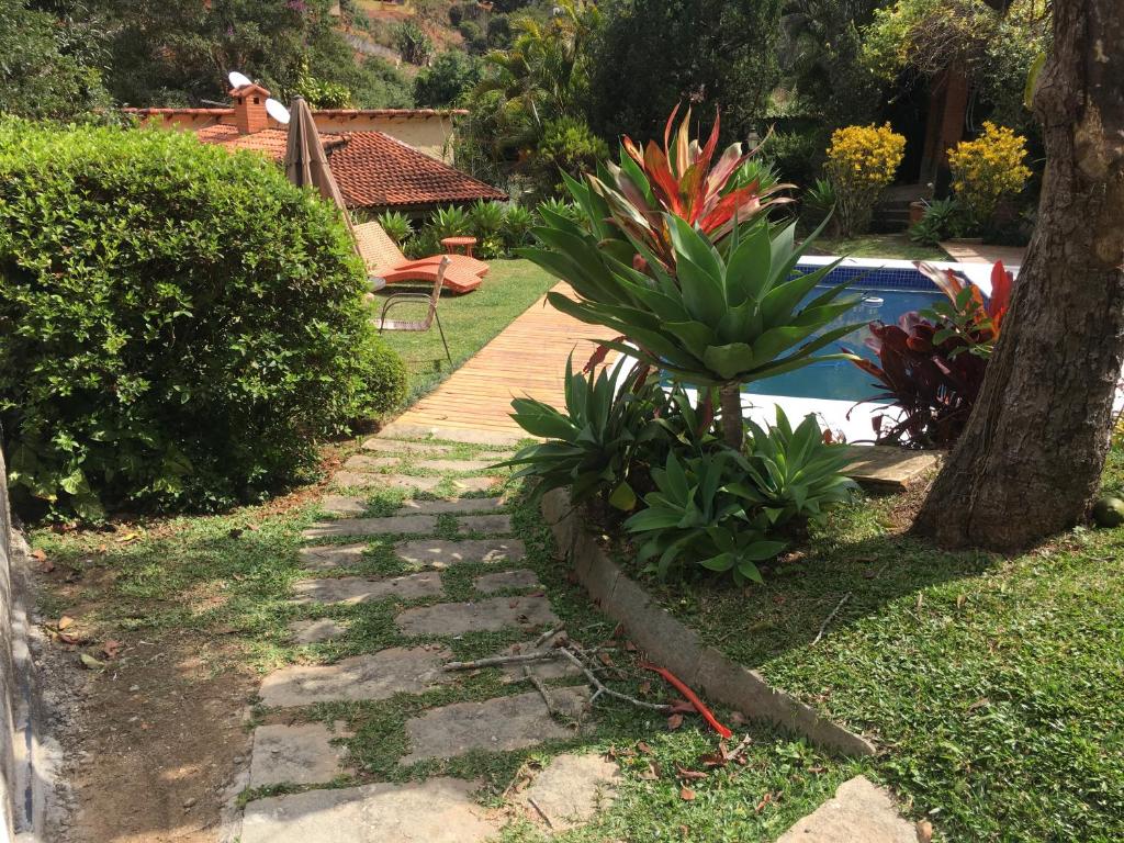 伊泰帕瓦CASA RANXOXITA的花园设有木步道,毗邻游泳池