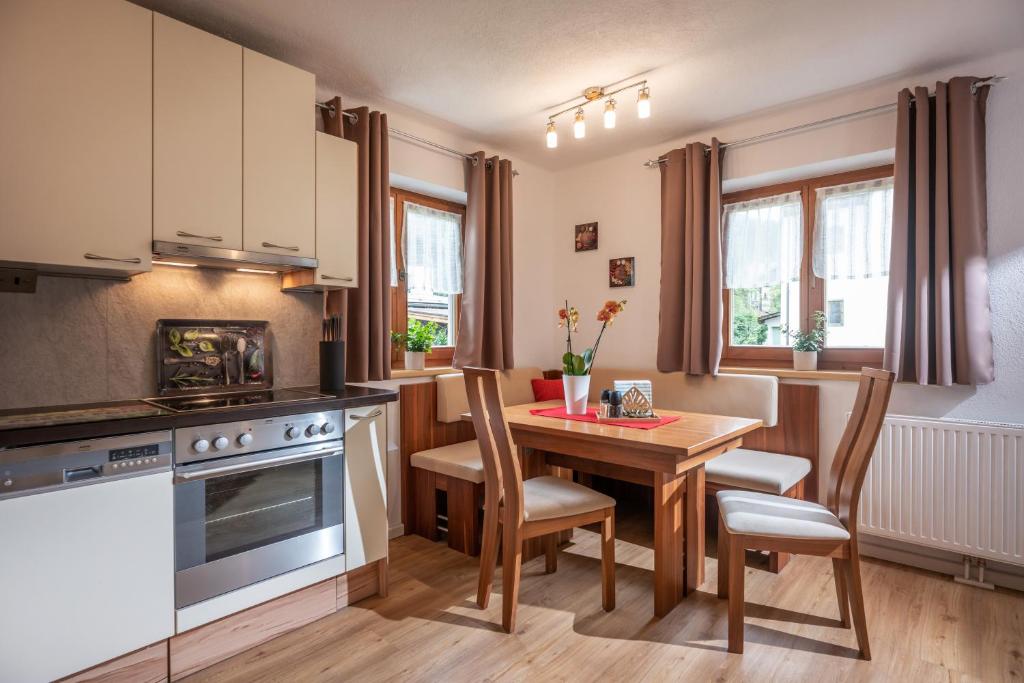 布里克森谷地霍普夫加尔滕Salven-Lodge的厨房以及带桌椅的用餐室。