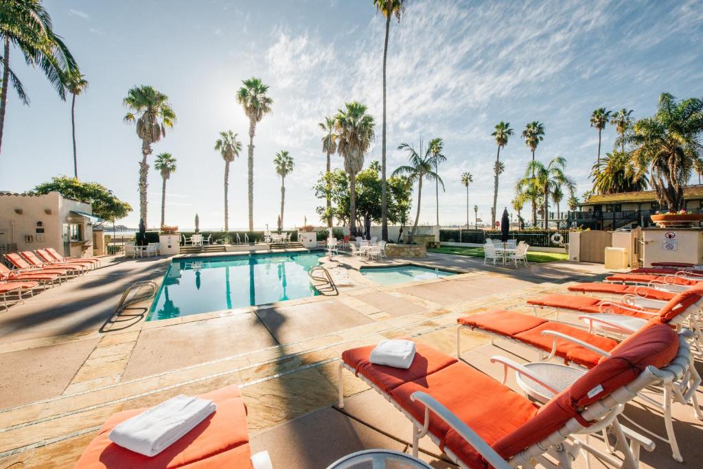 圣巴巴拉港景旅馆的一个带躺椅的游泳池,一个度假村