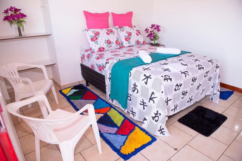 马卡帕Excelente Apartamento - Família Mangas Monteiro的卧室配有一张床和一张桌子及椅子
