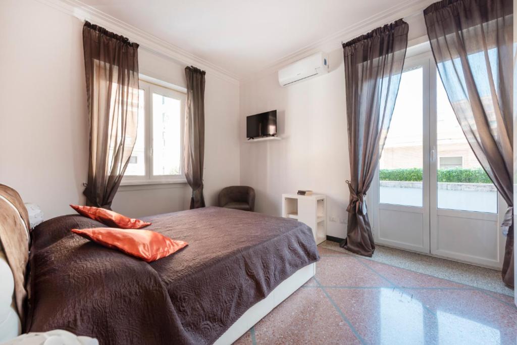 罗马Dream House spazioso appartamento tra Policlinico e Piazza Bologna的一间卧室设有一张床和一个大窗户
