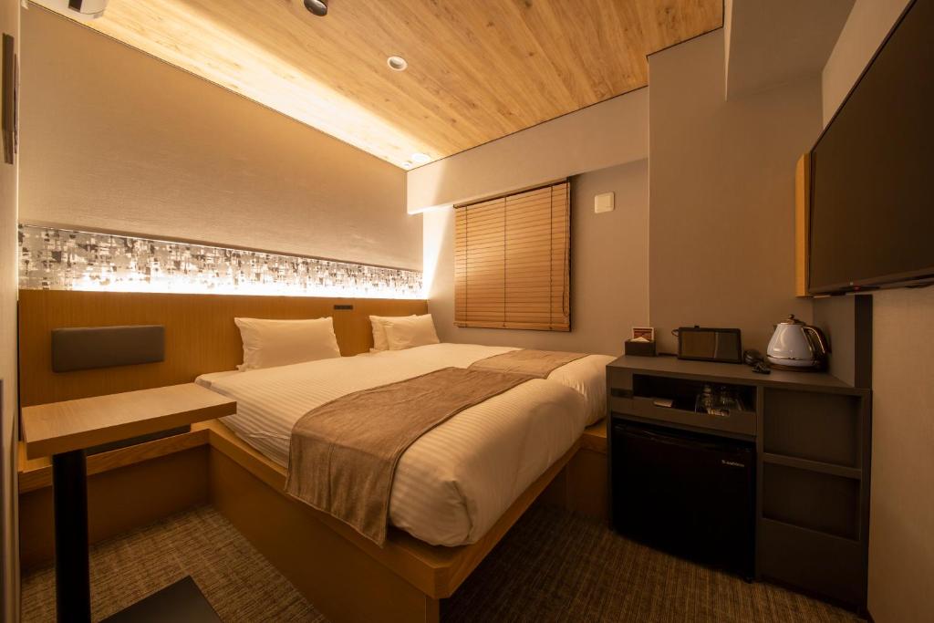 HOTEL AMANEK Kamata-Eki Mae客房内的一张或多张床位