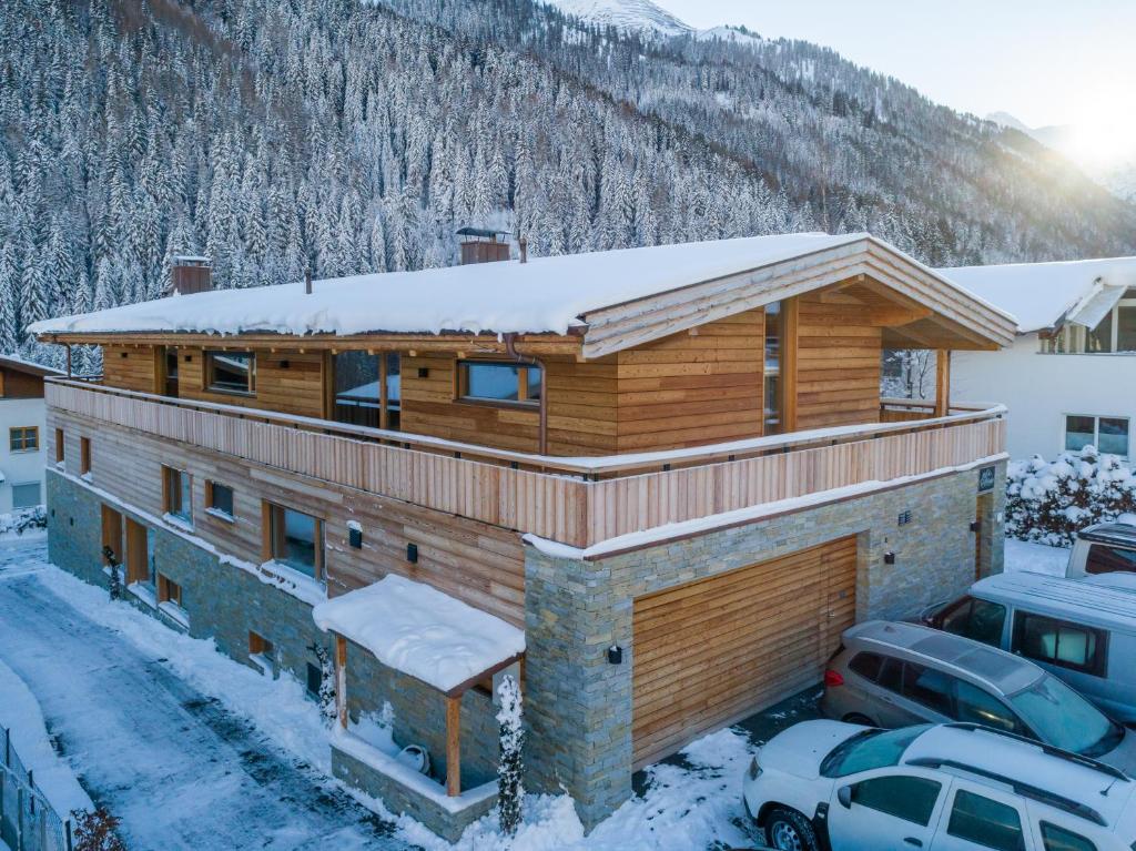 圣安东阿尔贝格Riffelalp Lodge的屋顶上积雪的木屋