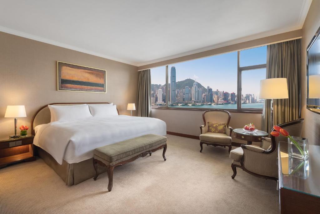 香港马哥孛罗香港酒店的酒店客房设有一张床和一个大窗户