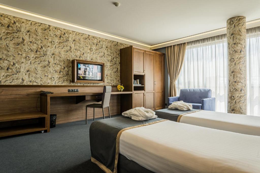 索非亚布达佩斯酒店的酒店客房配有两张床和一张书桌