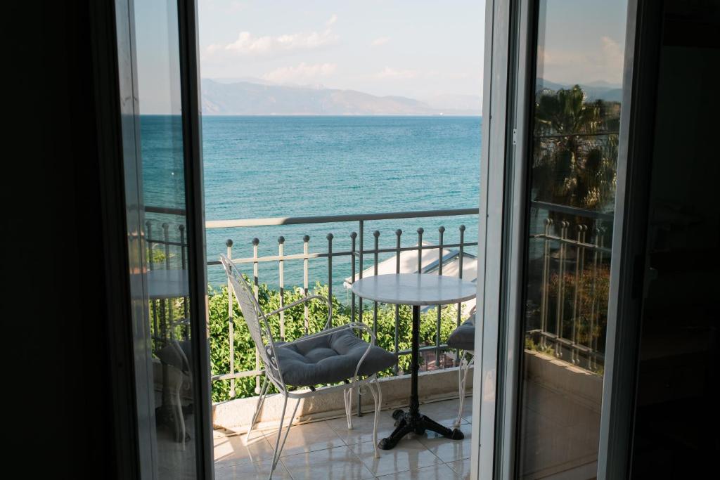 塞利亚尼蒂卡Plaz Hotel的客房设有海景阳台。