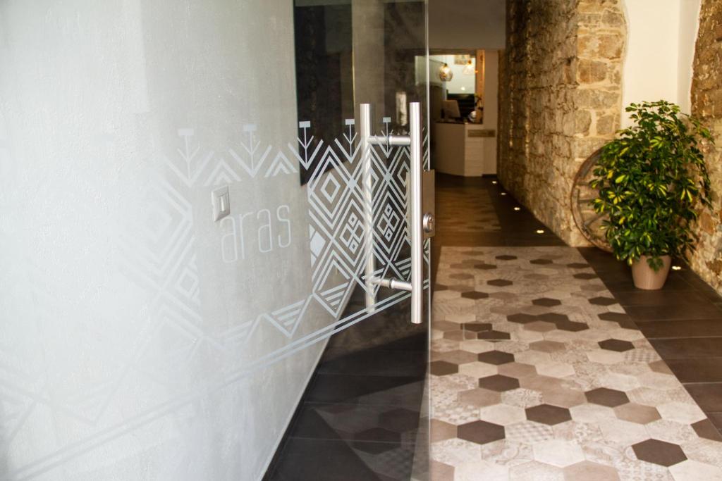 维拉西米乌斯Aras Hotel Boutique的走廊上设有门,铺有瓷砖地板