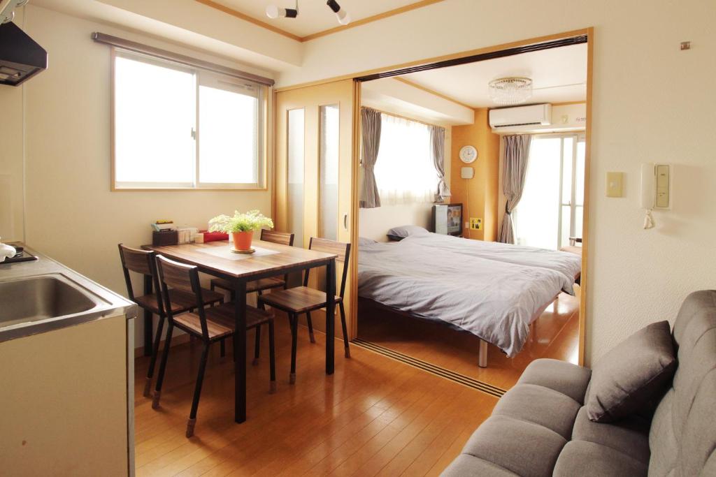 大阪MELL-THEATR Karahori的客房设有床、桌子和镜子