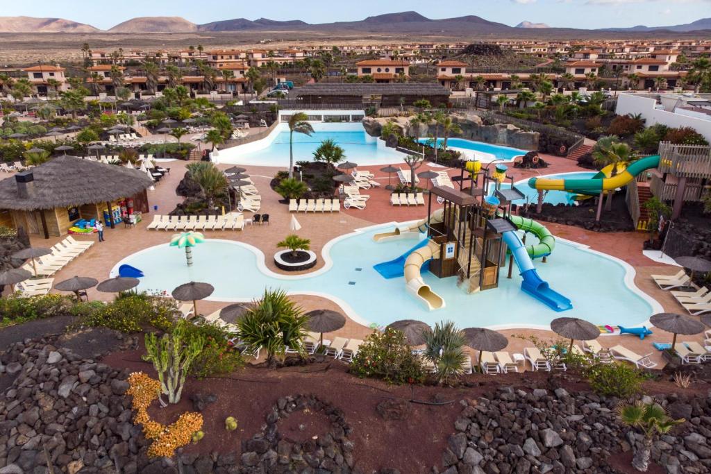 拉哈雷斯Pierre & Vacances Resort Fuerteventura OrigoMare的度假村水上公园的空中景观