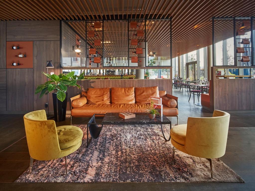 波尔多Golden Tulip Bordeaux Euratlantique的客厅配有沙发和两把椅子
